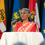 Ajitha George, Generalsekretärin von BIRSA aus Indien und Projektpartnerin der kfb mit ihrer Übersetzerin Katharina Maslowski