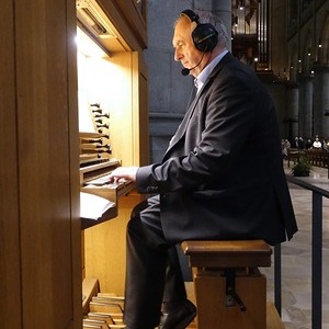 Domorganist Wolfgang Kreuzhuber an der Chororgel bei einer Messe für zwei Orgeln
